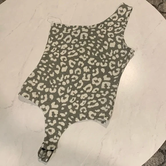 🐆 Stella One Shoulder Green Leopard Print Bodysuit - Picture 2 of 3